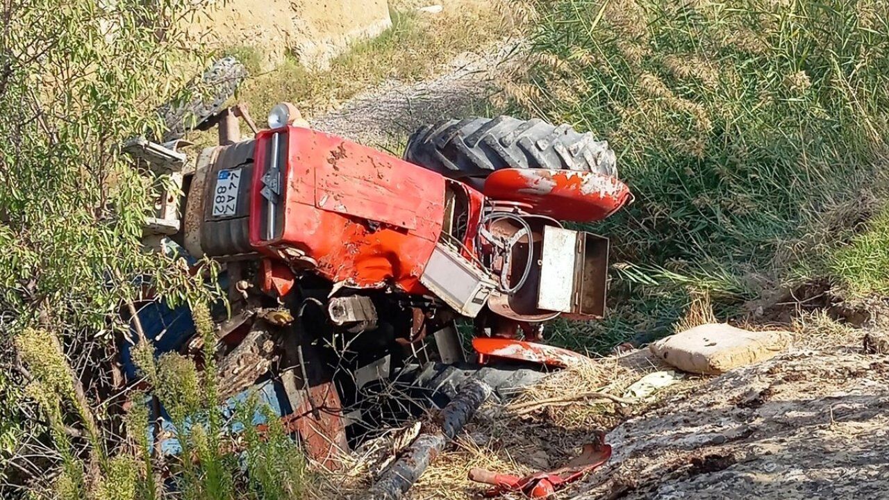Keban'da traktör dere yatağına devrildi