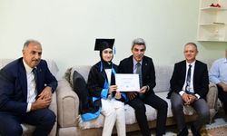 Malatya'da evde eğitim gören öğrenciye karnesi teslim edildi