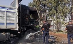 Nusaybin’de Park Halindeki Kamyon Alevlere Teslim Oldu