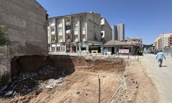 Temel kazısı sırasında hasar olan bina boşaltıldı