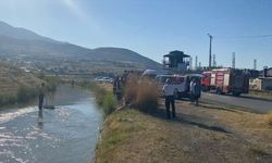 Erzincan'da sulama kanalına düşen otomobilin sürücüsü kurtarıldı