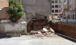 Göçük Paniği: Tahliye Edilen Binadan Beton Parçaları Düştü