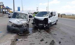 İki hafif ticari aracın çarpıştığı kazada 8 kişi yaralandı