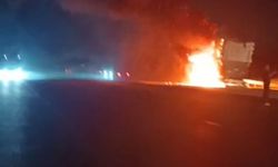 Malatya'da saman yüklü tır alev alev yandı