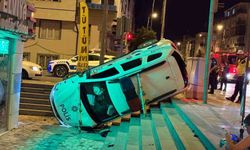 Polis aracı yan yattı: 2'si bekçi 3 yaralı