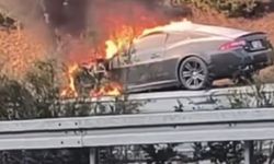 Seyir halindeki otomobil alev alev yandı