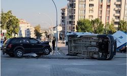 Yeşilyurt’ta Minibüs ile Otomobil Çarpıştı: 4 Yaralı