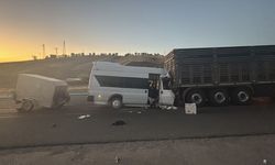 Battalgazi’de İşçi Servisi Tıra Çarptı: 3’ü Ağır 18 Yaralı