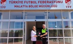 Üşüyen Çocuğa Çorabını Veren Polise Fair Play Ödülü