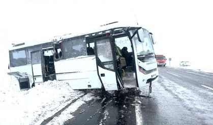 Cenazeye Giden Midibüs Devrildi: 3’ü Ağır 22 Yaralı