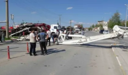 Malatya'da beton pompası devrildi, faciadan dönüldü