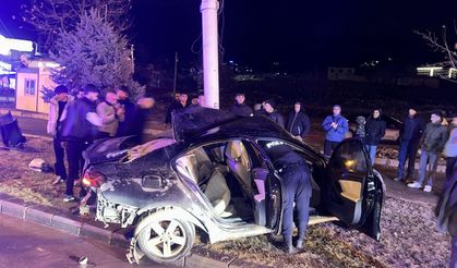 Malatya'da direğe çarpan otomobilin sürücüsü yaralandı