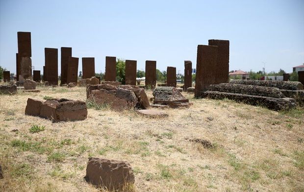 Meydan Mezarlığı’nda Yeni Mezar Gün Yüzüne Çıkarıldı