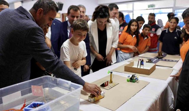 Yenilenen okul sıraları öğrencilere teslim edildi