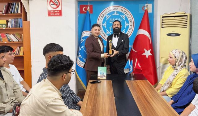 Akif Manaf’a 'Eğitim ve Barış Ödülü'