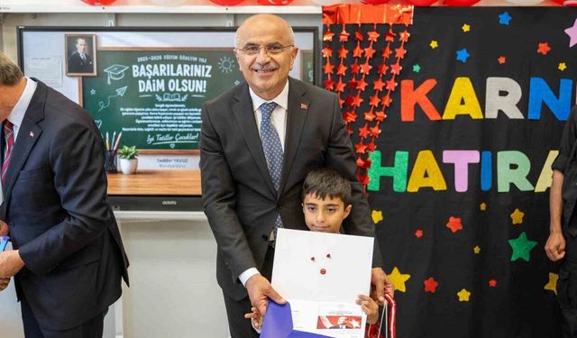 Başkan Er öğrencilerin karne heyecanına ortak oldu