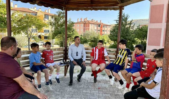 Başkan Ulutaş'tan engelli vatandaşa akülü araç desteği, çocuklara ziyaret