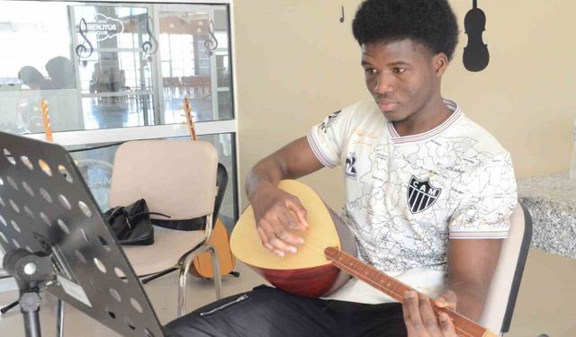 Büyükşehir'in bağlama kursu Afrika'dan gelen öğrenciye ilham oldu