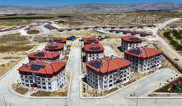 Deprem konutlarının hak sahiplerine teslimine devam ediliyor