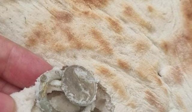 Ekmeğin içerisinden bozuk para halkası çıktı