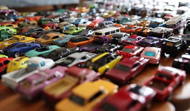Elazığ'lı öğretmen 16 yılda bin 500 model araba topladı