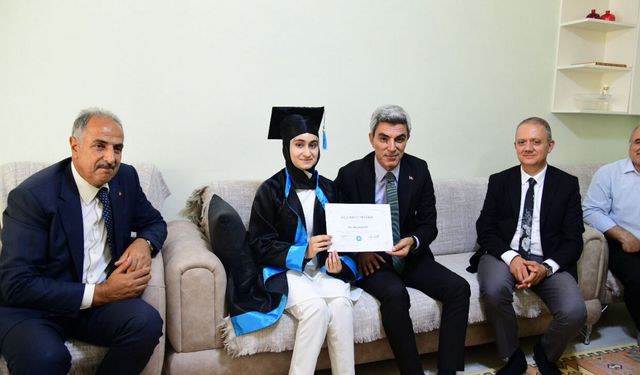 Malatya'da evde eğitim gören öğrenciye karnesi teslim edildi