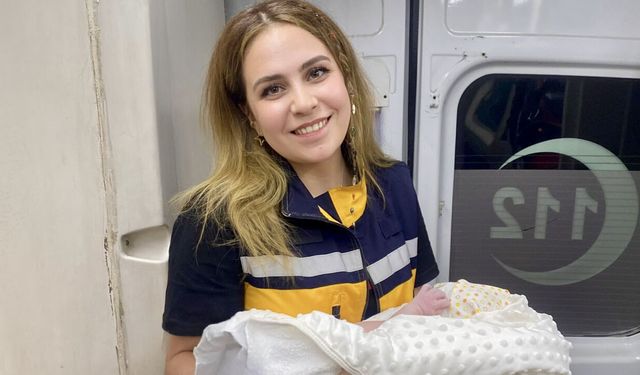 Malatya'da hamile kadın ambulansta doğum yaptı