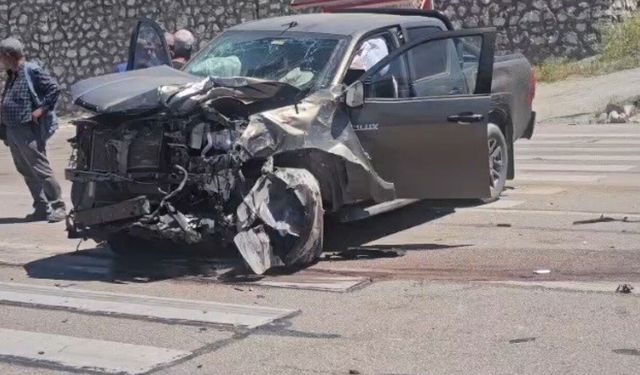 Malatya'da iki pikap çarpıştı: 3 yaralı
