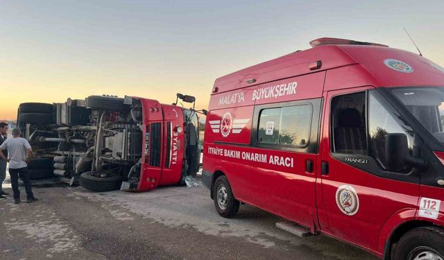 Malatya'da yangın ihbarına giden itfaiye aracı devrildi: 3 yaralı