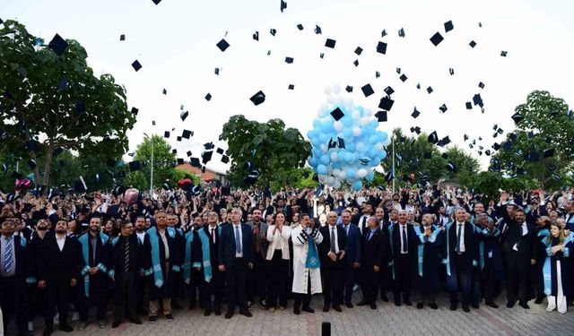 Malatya Turgut Özal Üniversitesi'nde mezuniyet coşkusu