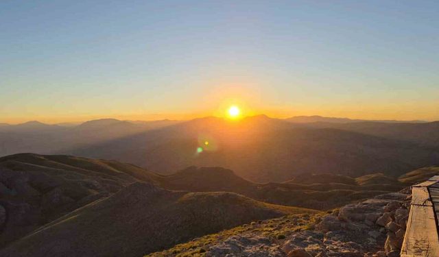 Nemrut Dağı'nda gün doğumu ve gün batımı yoğun ilgi görüyor