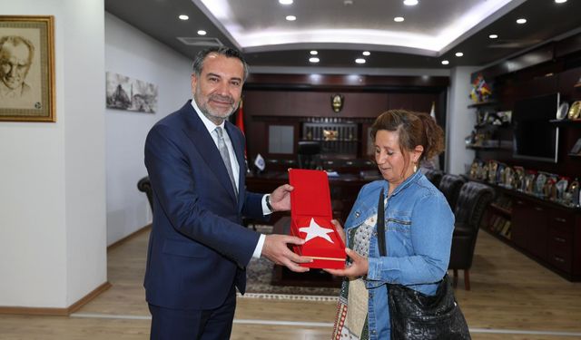 Şahin Şerifoğulları’ndan Anlamlı Vefa: Bayrağı Temizleyen Vatandaşa Teşekkür