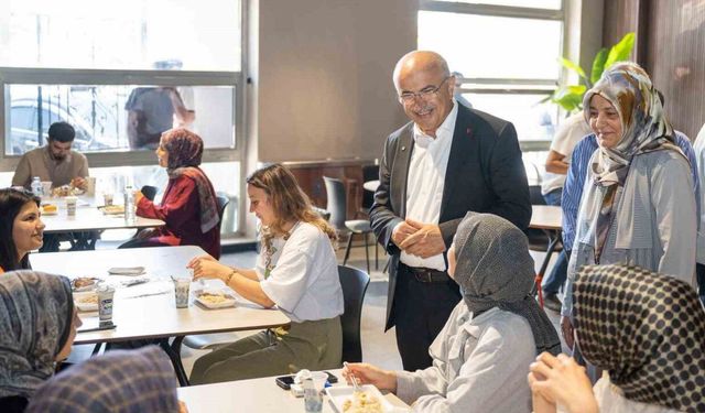 Şehir Kütüphanesi'nde öğrencilere yemek ikramı
