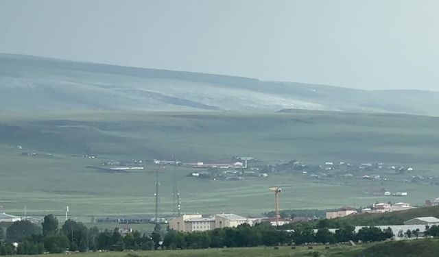 Ardahan'da dolu ve sağanak etkili oldu