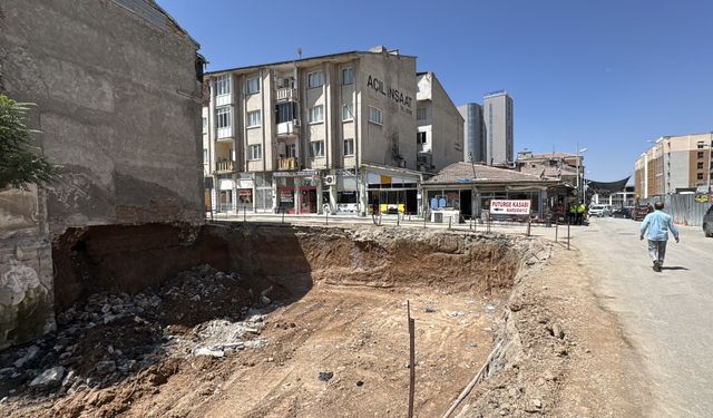 Temel kazısı sırasında hasar olan bina boşaltıldı