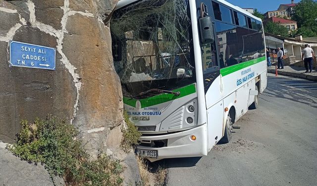 Kale duvarına çarpan otobüsteki 5 kişi yaralandı