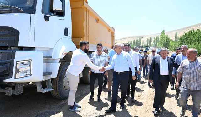 55 mahalleyi birbirine bağlayan yolda standardı yükseltiyor