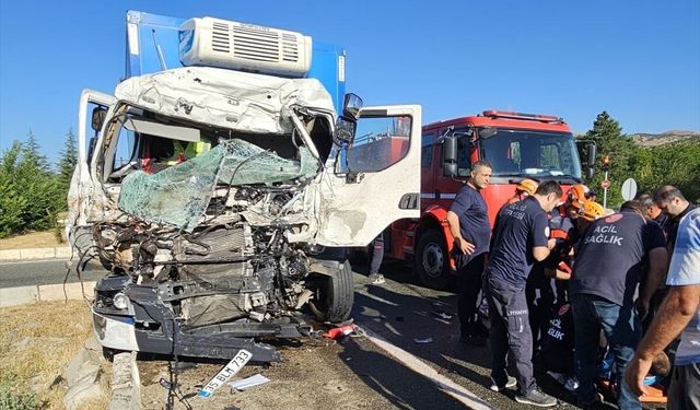 Elazığ'da iki tırın çarpıştığı kazada 1 kişi yaralandı