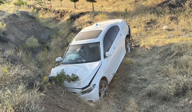 Erzincan’da Otomobil Şarampole Devrildi: 3’ü Çocuk 6 Yaralı