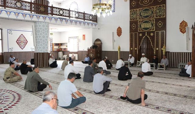 Karlıova'da şehitlerin kabirleri ve aileleri ziyaret edildi