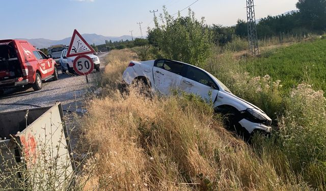 Otomobil ile kamyonet çarpıştı, 3 kişi yaralandı