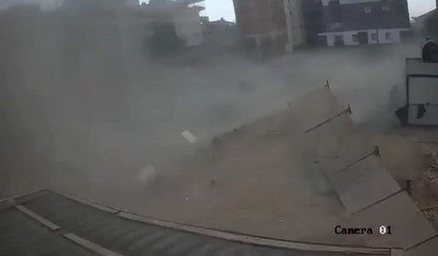 Fırtınada inşaat alanı yerle bir oldu