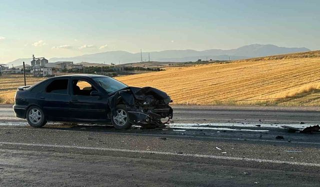 İki otomobilin çarpıştığı kazada 4 kişi yaralandı