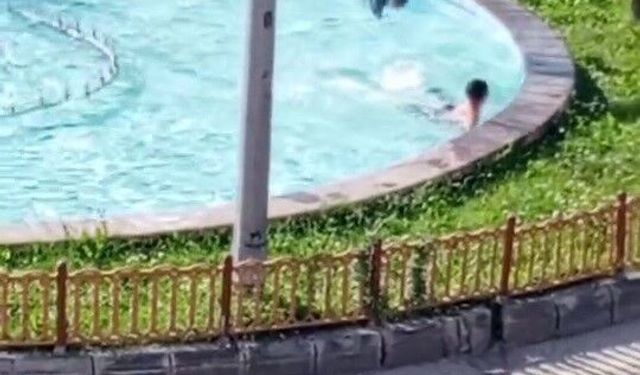Sıcaktan bunalan çocuklar süs havuzunda serinledi