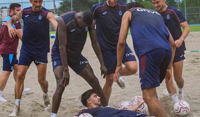 Trabzonspor günün ilk antrenmanıyla sürdürdü.