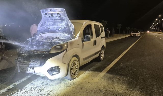 Batman'da seyir halindeki hafif ticari araç yandı
