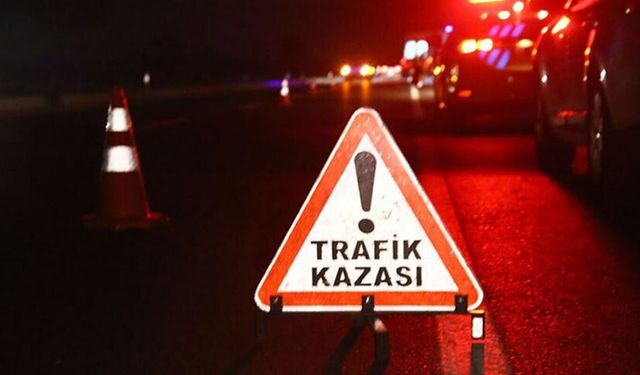 Ehliyetsiz sürücü polis aracıyla çarpıştı: 3 yaralı