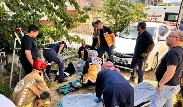 Kayısı Toplarken Korkunç Kaza: Demir Korkuluğa Saplandı