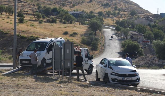 Trafik Kazası: Otomobil ile Ticari Araç Çarpıştı, 2 Yaralı