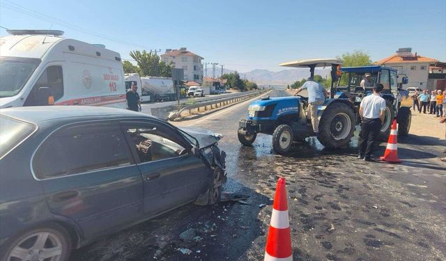 Doğanşehir’de Traktör ile Otomobil Çarpıştı: 3 Yaralı